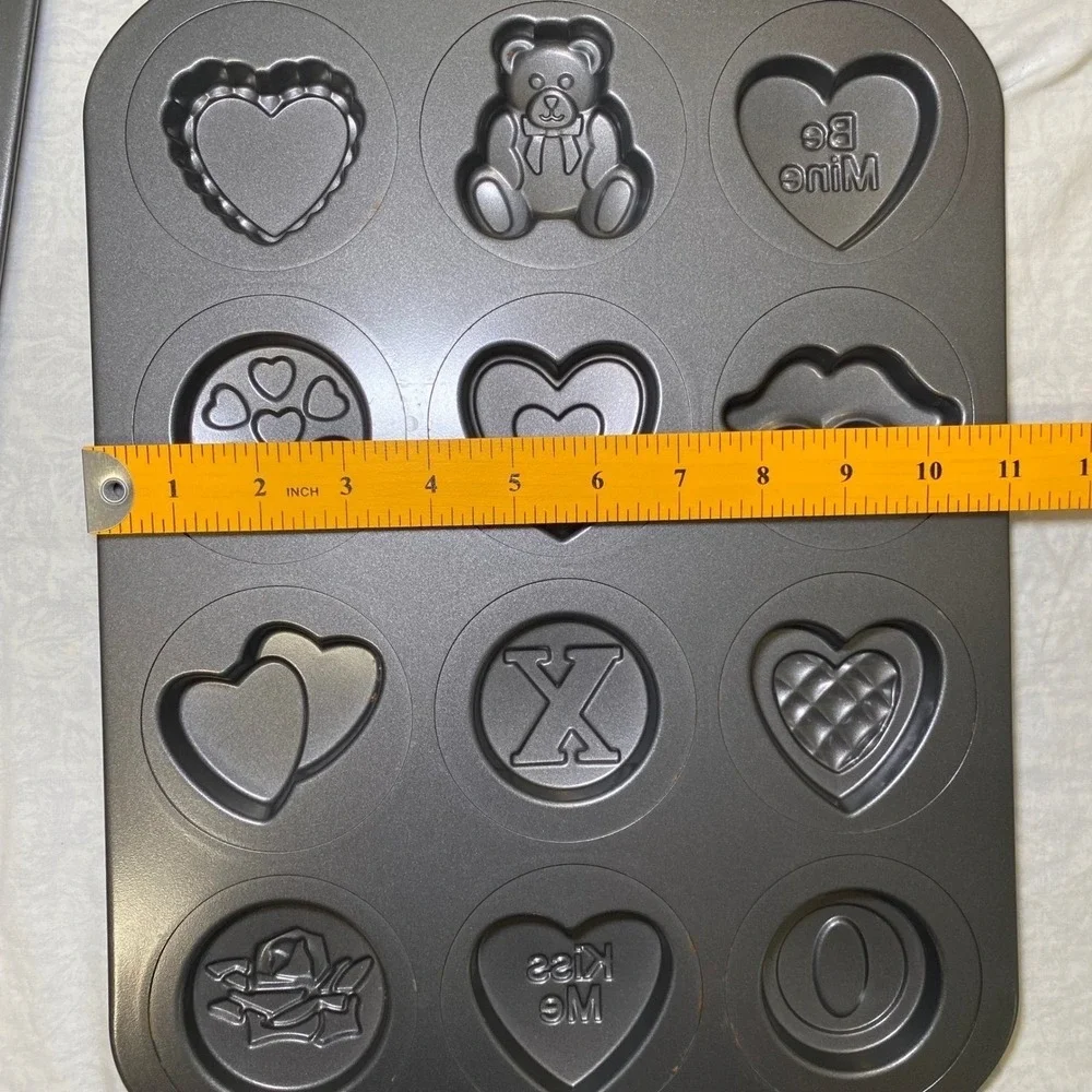 Wilton Holiday Baking Pan Lot 3 Christmas Halloween Valentine Nonstick Cake Pans